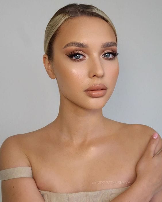 ΦΘΙΝΟΠΩΡΙΝΟ ΝΥΦΙΚΟ ΜΑΚΙΓΙΑΖ ΜΕ EYELINER