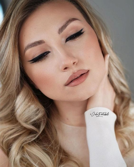 ΦΘΙΝΟΠΩΡΙΝΟ ΝΥΦΙΚΟ ΜΑΚΙΓΙΑΖ ΜΕ EYELINER