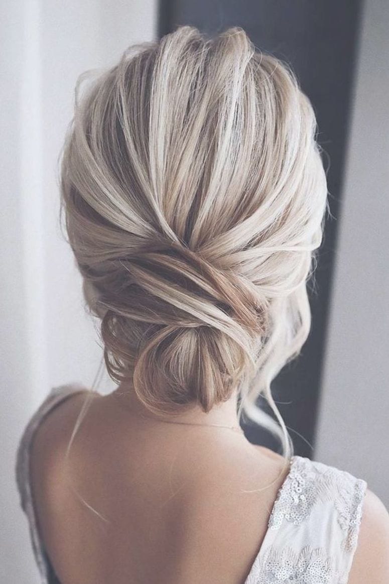 ΝΥΦΙΚΑ UPDOS: ΚΛΑΣΙΚΑ ΣΙΝΙΟΝ ΓΙΑ ΤΙΣ ΝΥΦΕΣ
