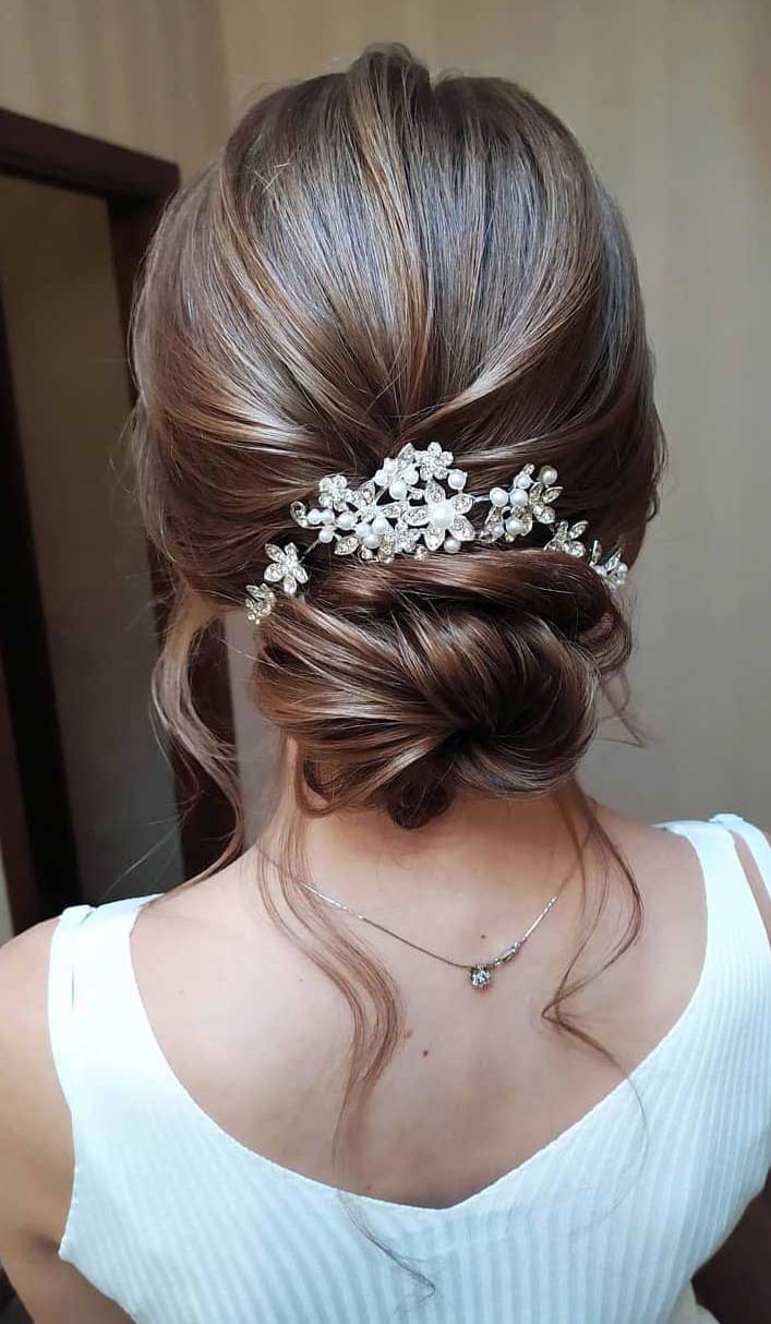 ΝΥΦΙΚΑ UPDOS: ΚΛΑΣΙΚΑ ΣΙΝΙΟΝ ΓΙΑ ΤΙΣ ΝΥΦΕΣ