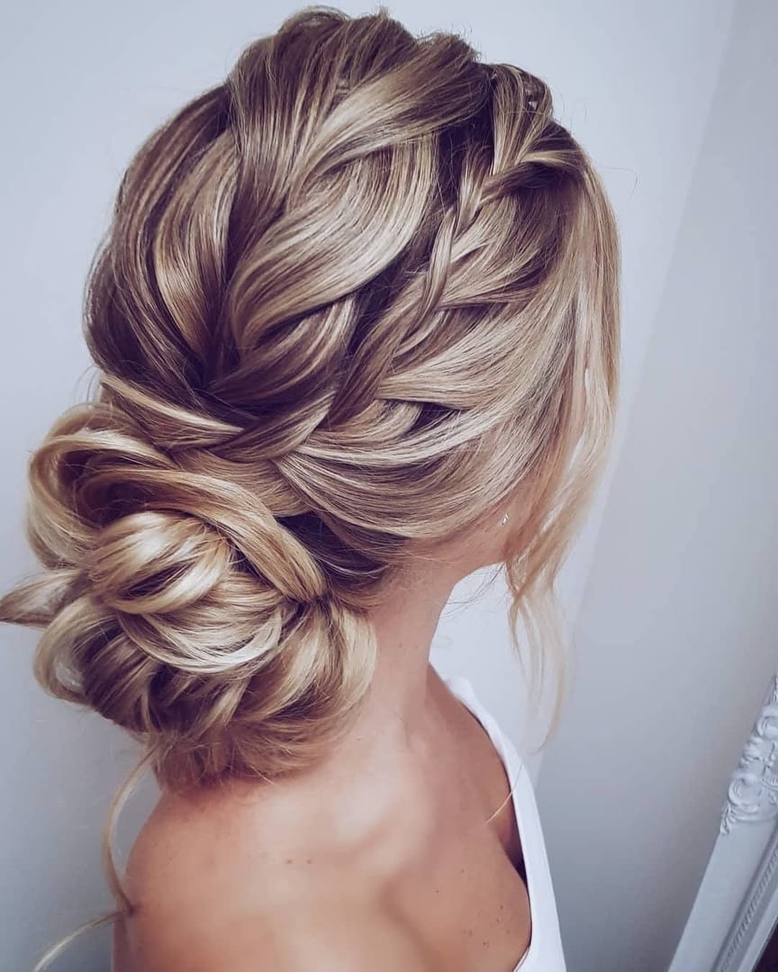 ΝΥΦΙΚΑ UPDOS: ΝΥΦΙΚΟ ΧΤΕΝΙΣΜΑ ΜΑΛΛΙΑ ΣΤΟ ΠΛΑΙ