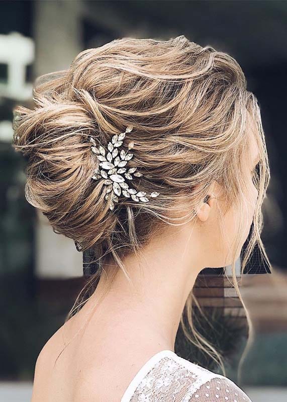 ΝΥΦΙΚΑ UPDOS: ΝΥΦΙΚΟ ΧΤΕΝΙΣΜΑ ΜΑΛΛΙΑ ΣΤΟ ΠΛΑΙ