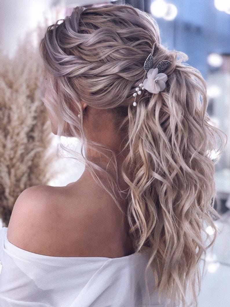 ΝΥΦΙΚΑ UPDOS: ΝΥΦΙΚΑ ΧΤΕΝΙΣΜΑΤΑ ΜΕ ΑΛΟΓΟΟΥΡΑ