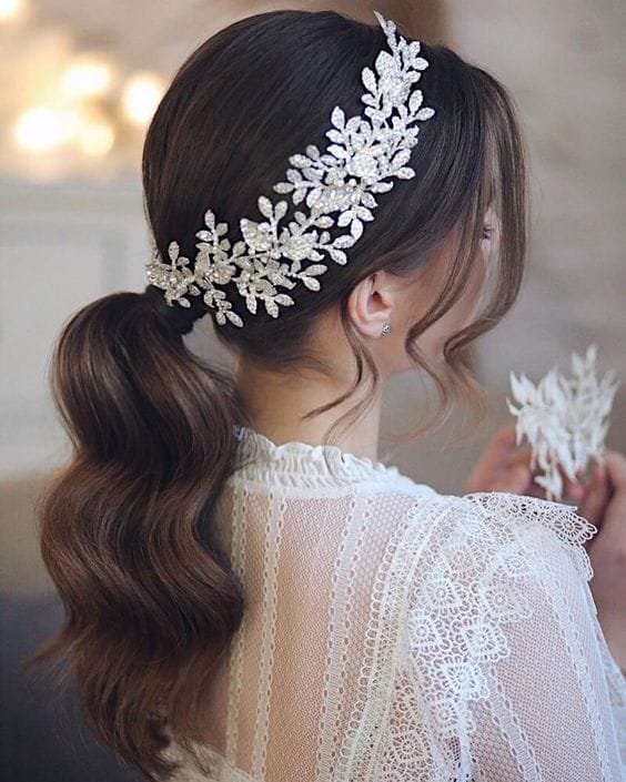 ΝΥΦΙΚΑ UPDOS: ΝΥΦΙΚΑ ΧΤΕΝΙΣΜΑΤΑ ΜΕ ΑΛΟΓΟΟΥΡΑ