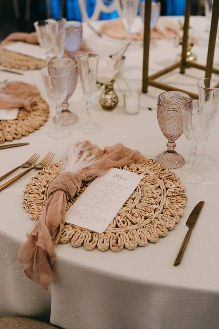 BOHO ΔΙΑΚΟΣΜΗ ΤΡΑΠΕΖΙΩΝ ΓΑΜΟΥ ΠΡΟΣΘΕΣΕ ΜΙΚΡΕΣ ΔΙΑΚΟΣΜΗΤΙΚΕΣ ΛΕΠΤΟΜΕΡΕΙΕΣ