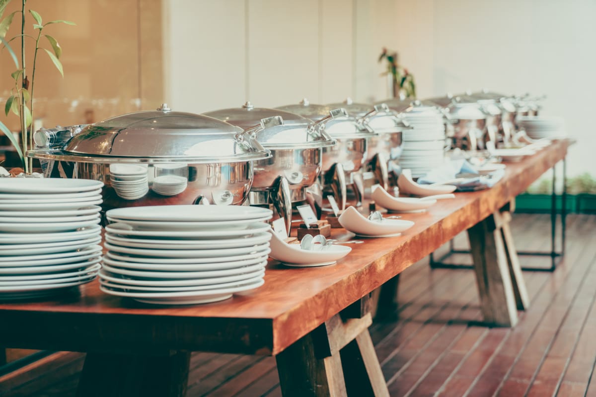 Μπουφές catering με σκεύη σερβιρίσματος και πιάτα