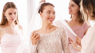 Κότσος για γάμο: μοντέρνοι ψηλοί & χαμηλοί κότσοι