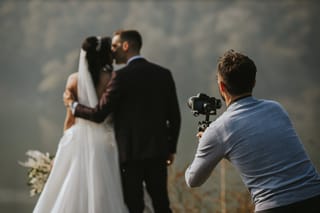 Η τιμή του φωτογράφου γάμου και τι πληρώνετε στην πράξη