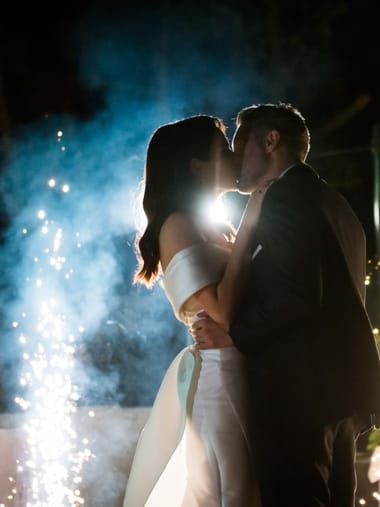 Βραδινός γάμος σε κήπο με φωτισμένα δέντρα — Bright Bride Photography (φωτογραφία 2)