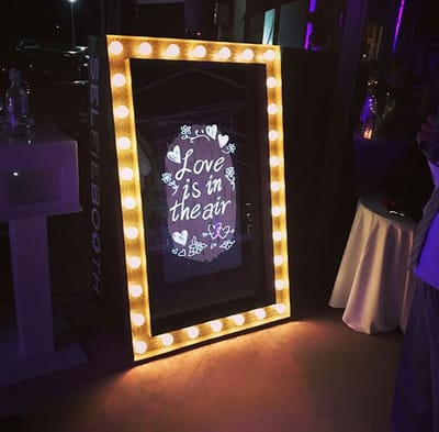 Selfiebooth-Mirror style Photobooth 4