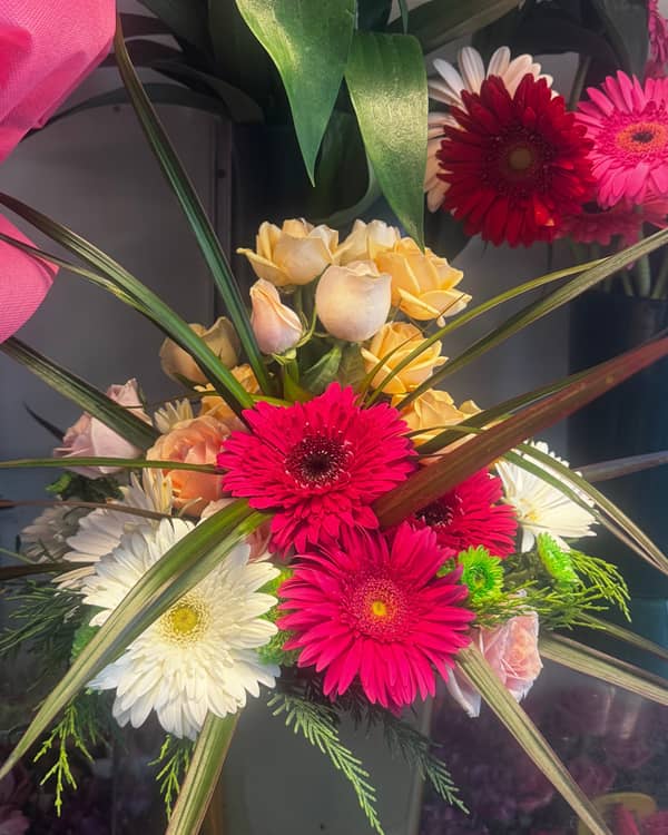 KATSI FLOWERS STUDIO — Florist, Νέα Ερυθραια